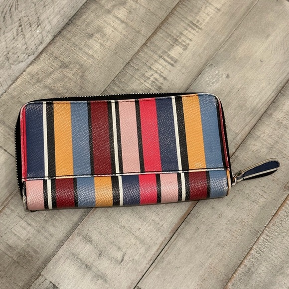 Guess Abree Zip Around Wallet - Picture 2 of 6